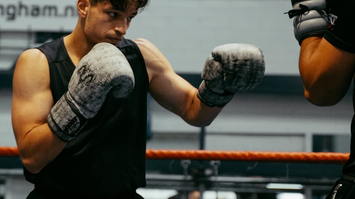Saco de boxeo y guantes en un gimnasio deportivo limpio y profesional