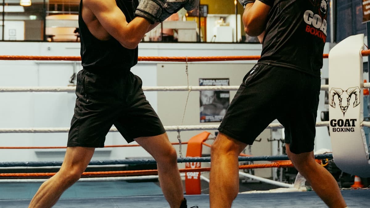Boxeadores compitiendo en un ring durante una velada de boxeo en Talca